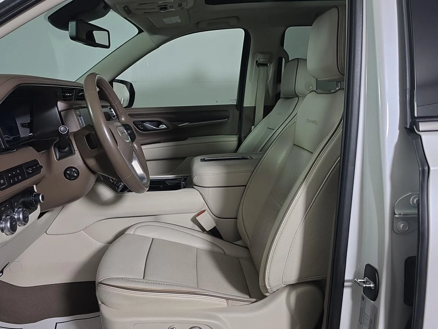 Used 2024 White Frost Tricoat GMC Denali image 13