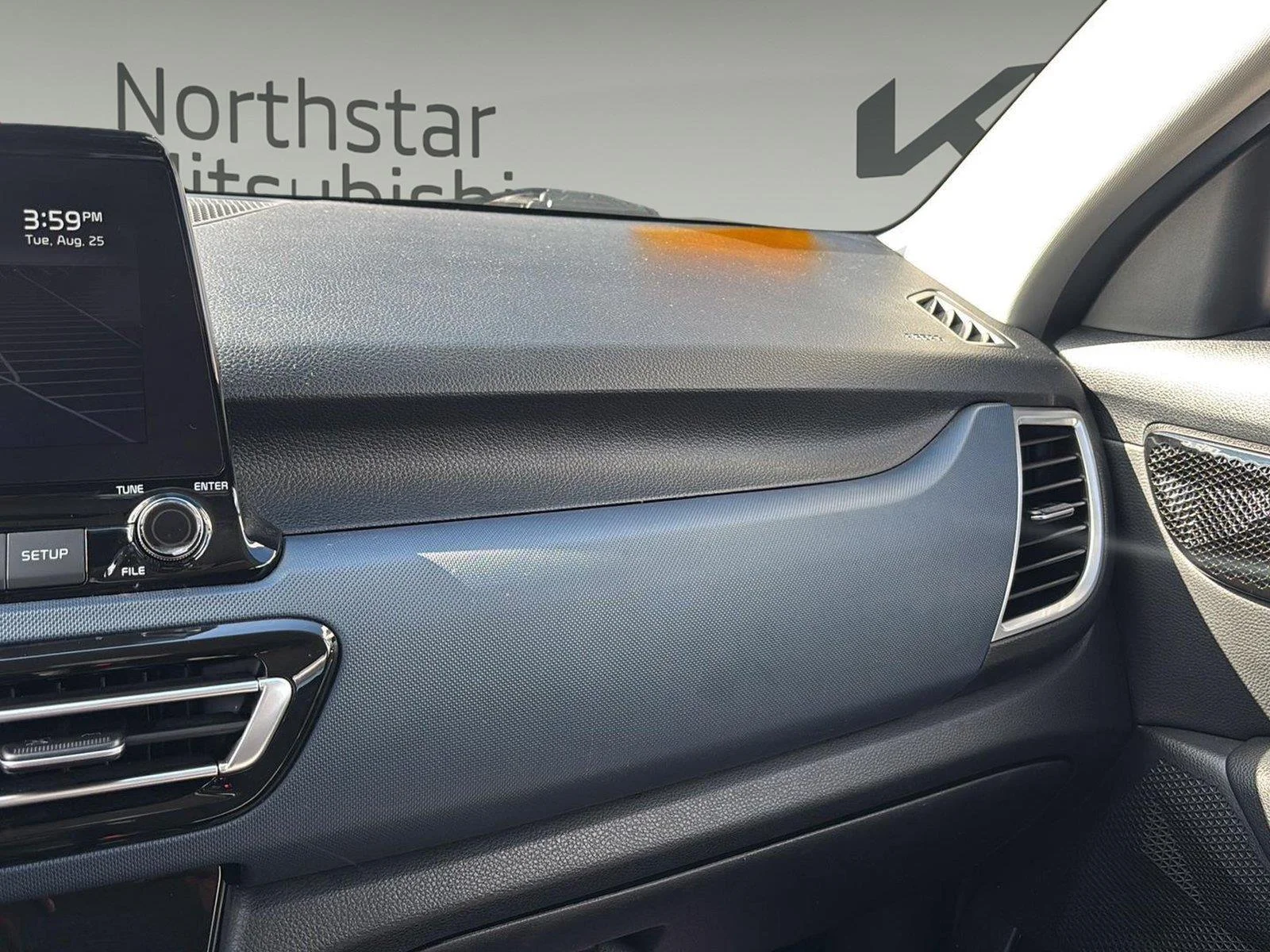 Used 2022 Clear White/Black Roof Kia Nightfall image 27