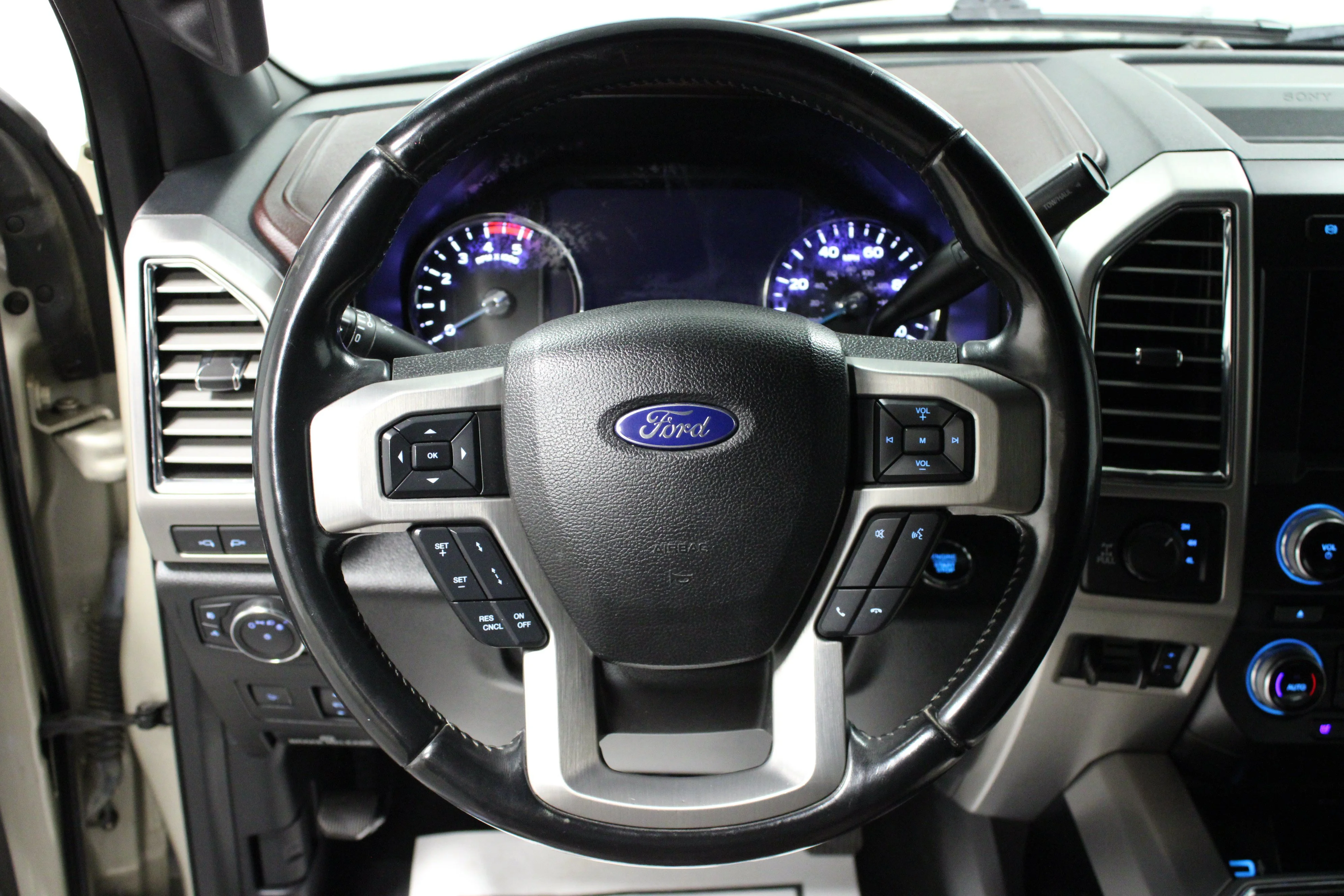 Used 2017 White Gold Metallic Ford Platinum image 17
