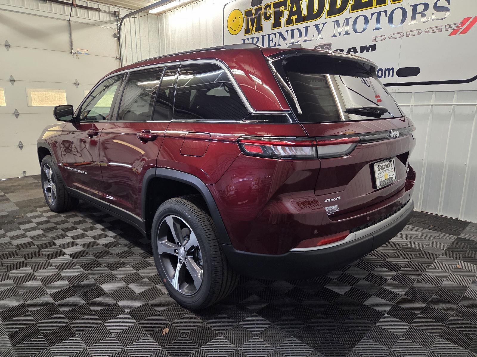 New 2026 Velvet Red Pearl-Coat Exterior Paint Jeep Limited image 7