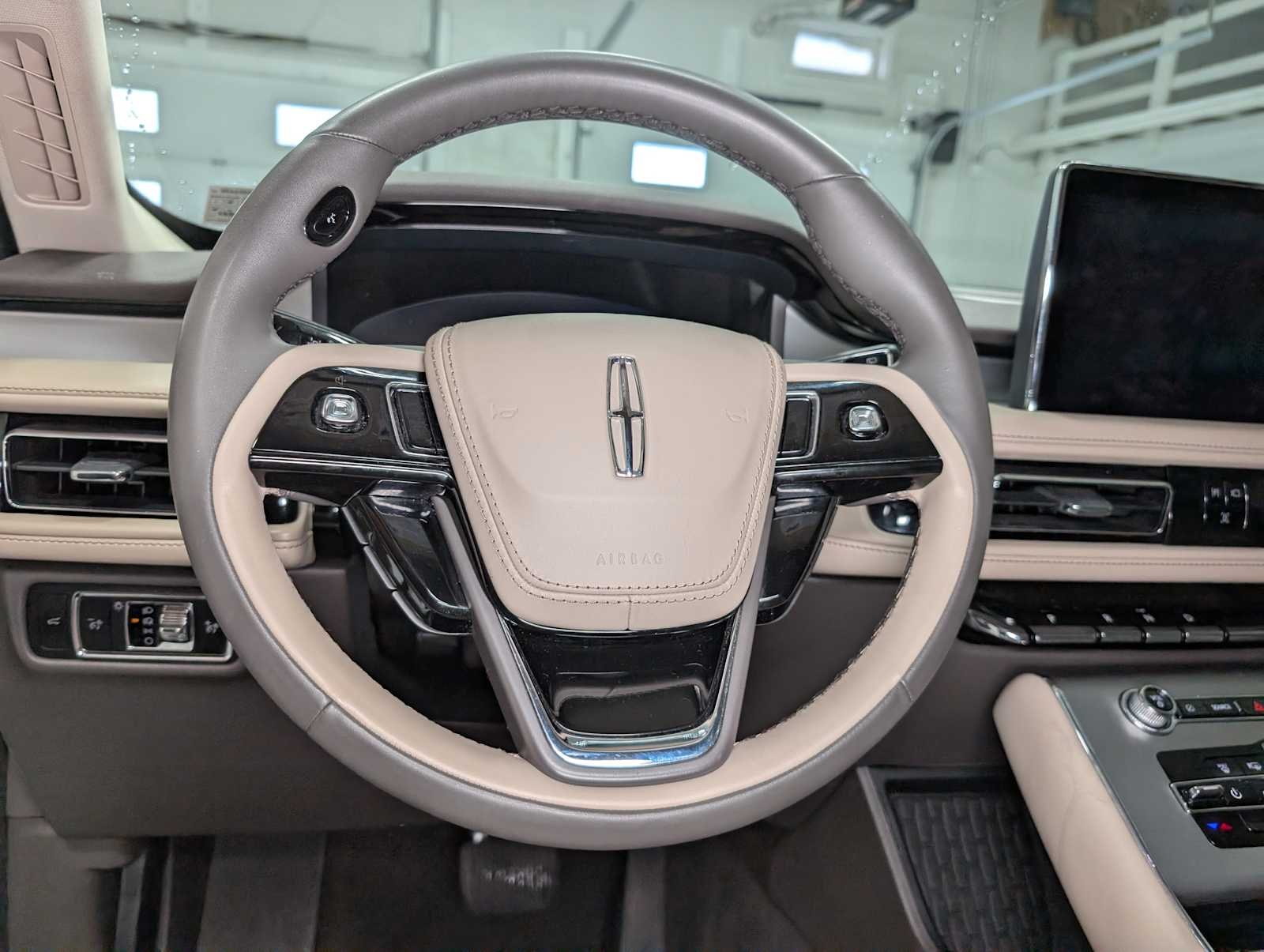 Used 2023 Pristine White Lincoln Standard image 35