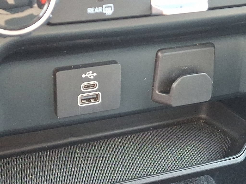 Used 2025 Silver Ford XLT image 25