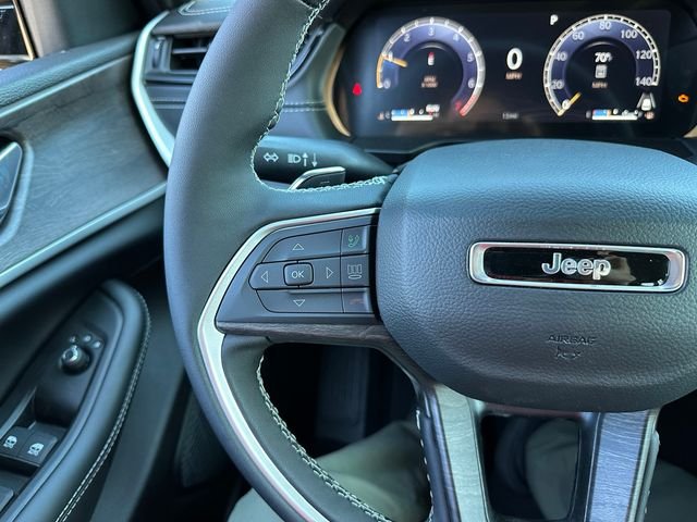 New 2026 Diamond Black Crystal Pearl-Coat Exterior Paint Jeep Laredo Altitude image 35