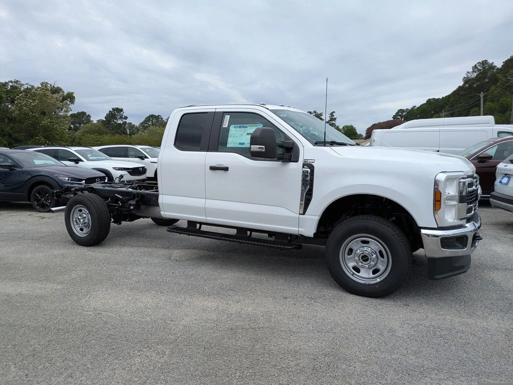 New 2026 Oxford White Ford XL image 2