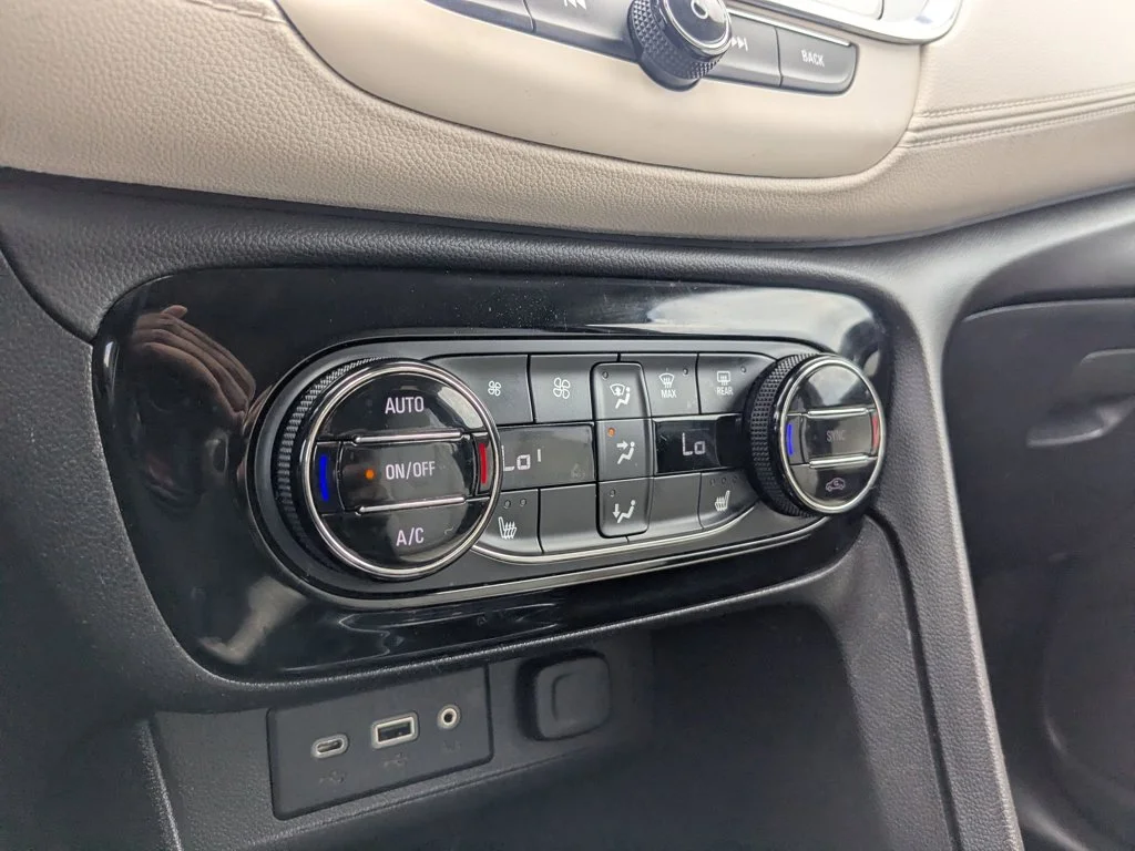 Used 2022 Summit White Buick Select image 17