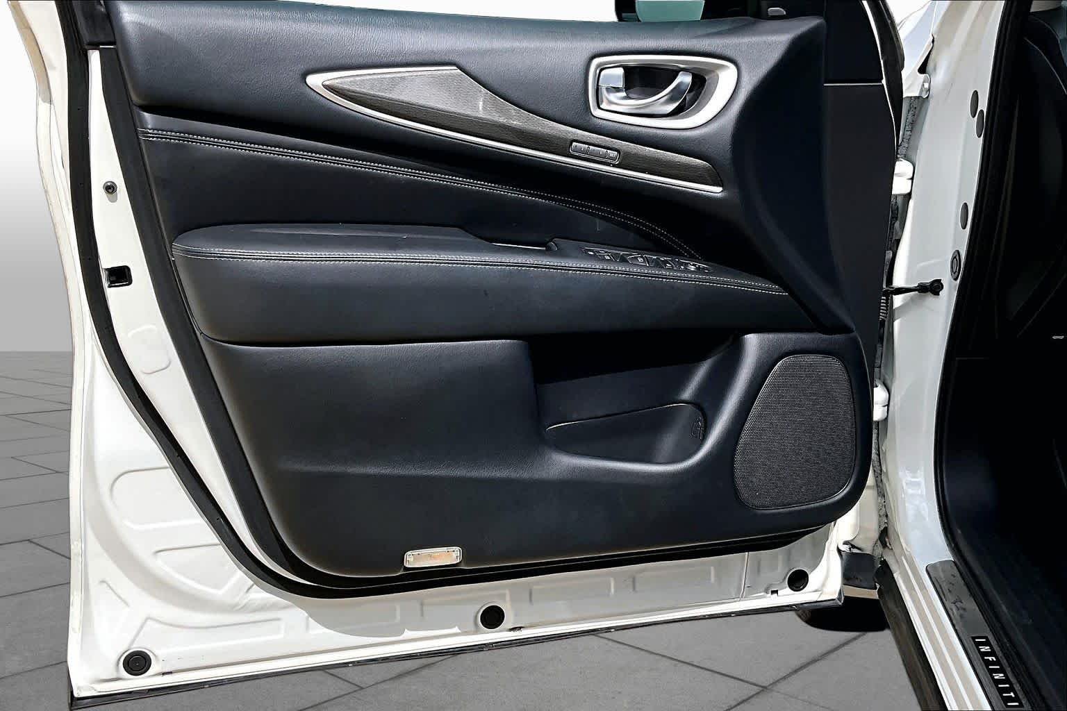 Used 2020 Majestic White INFINITI SIGNATURE EDITION image 22