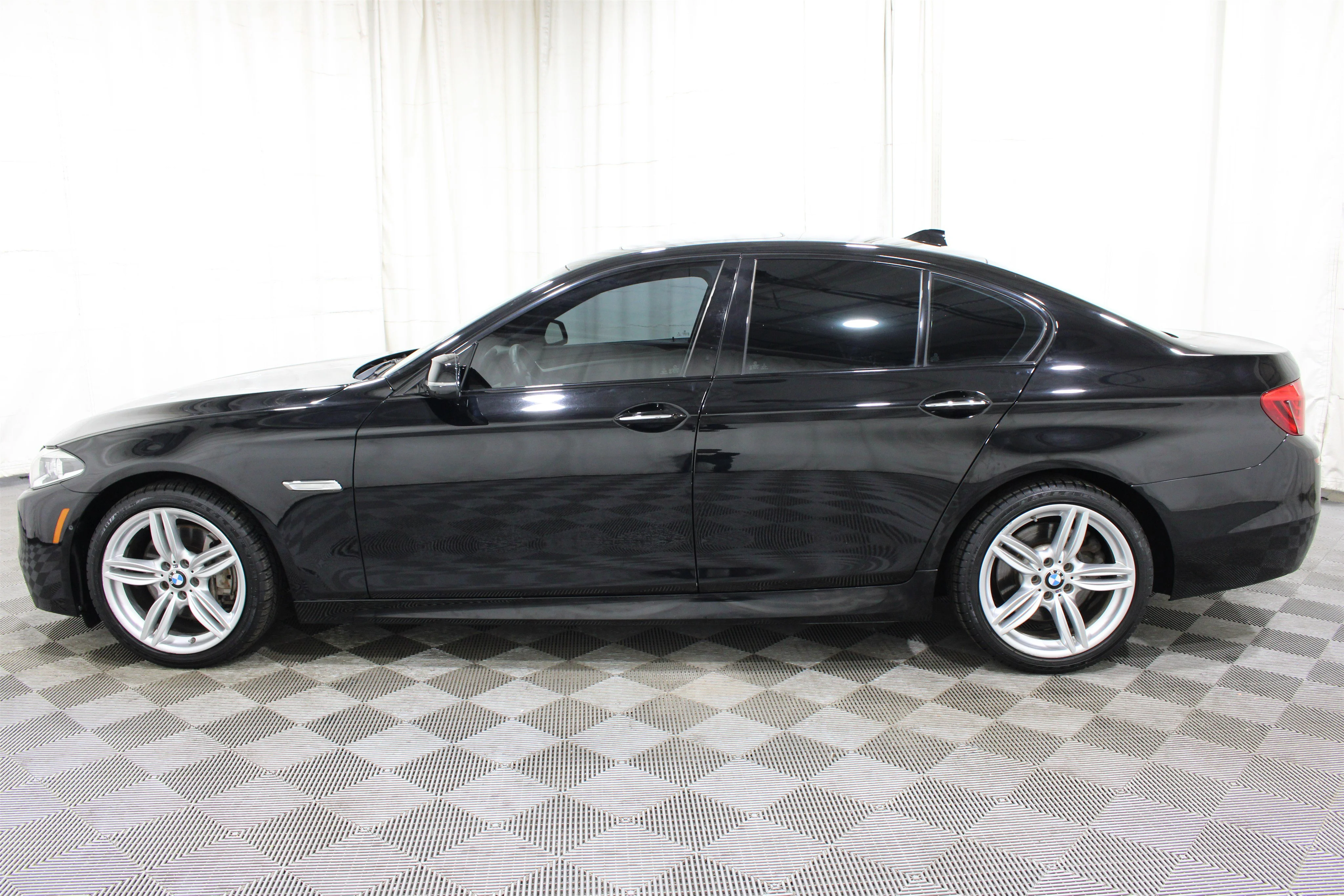2016 BMW 5 Series 550i - Photo 35
