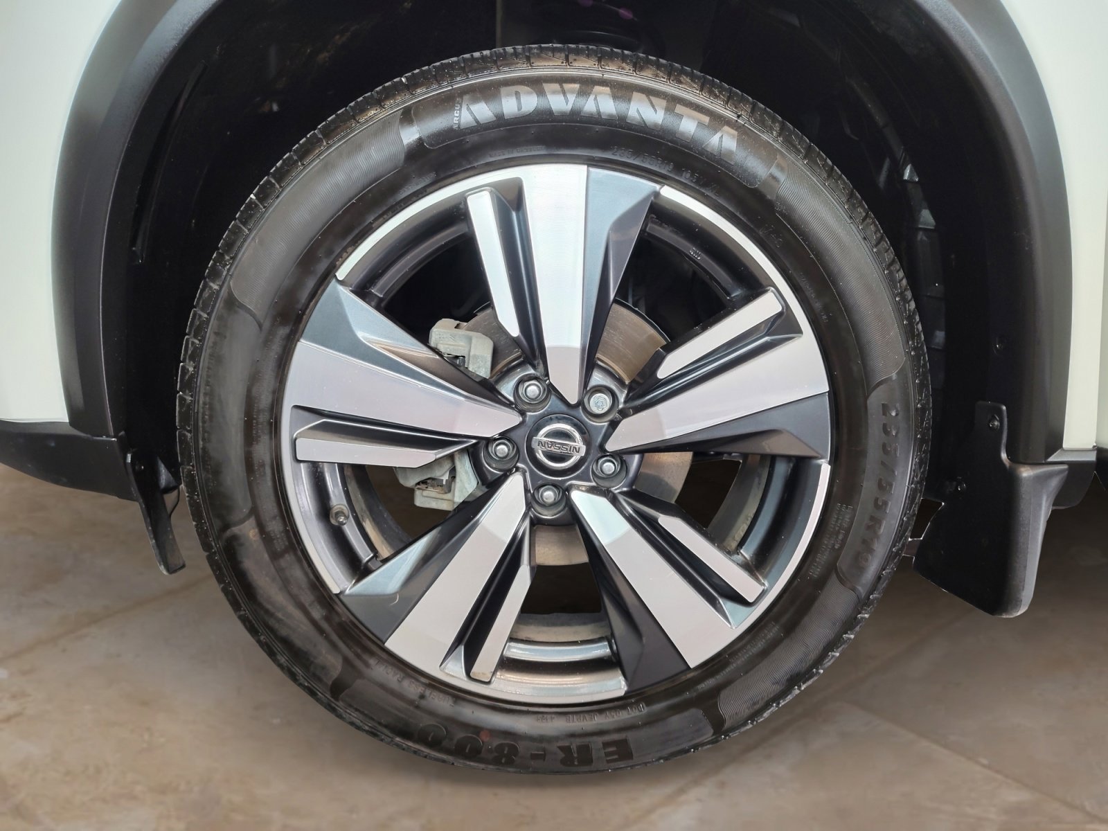 Used 2021 Pearl White Tricoat/Super Black Nissan SL image 29