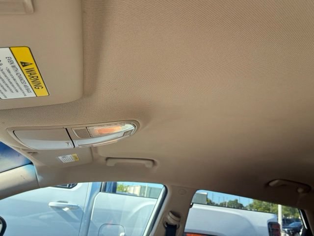 Used 2018 White Hyundai SE image 11