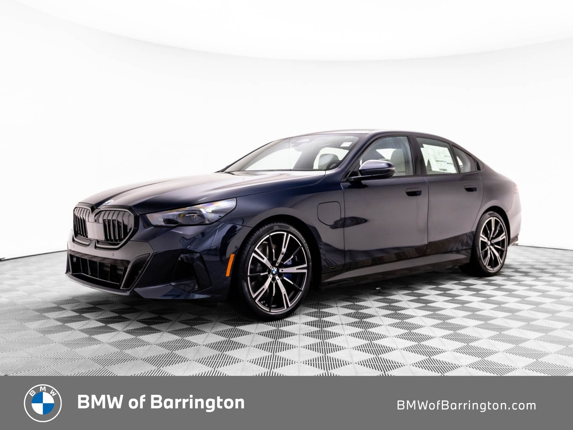 New 2027 Carbon Black Metallic BMW 550e xDrive image 1