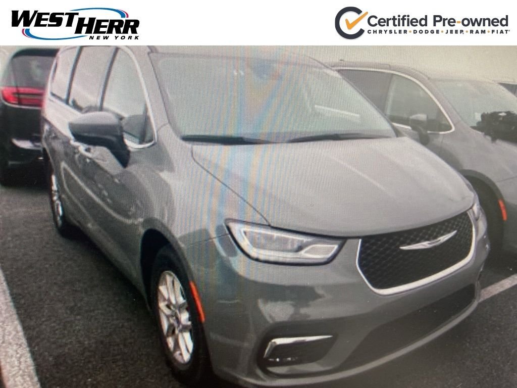 2023 Chrysler Pacifica Touring L's photo