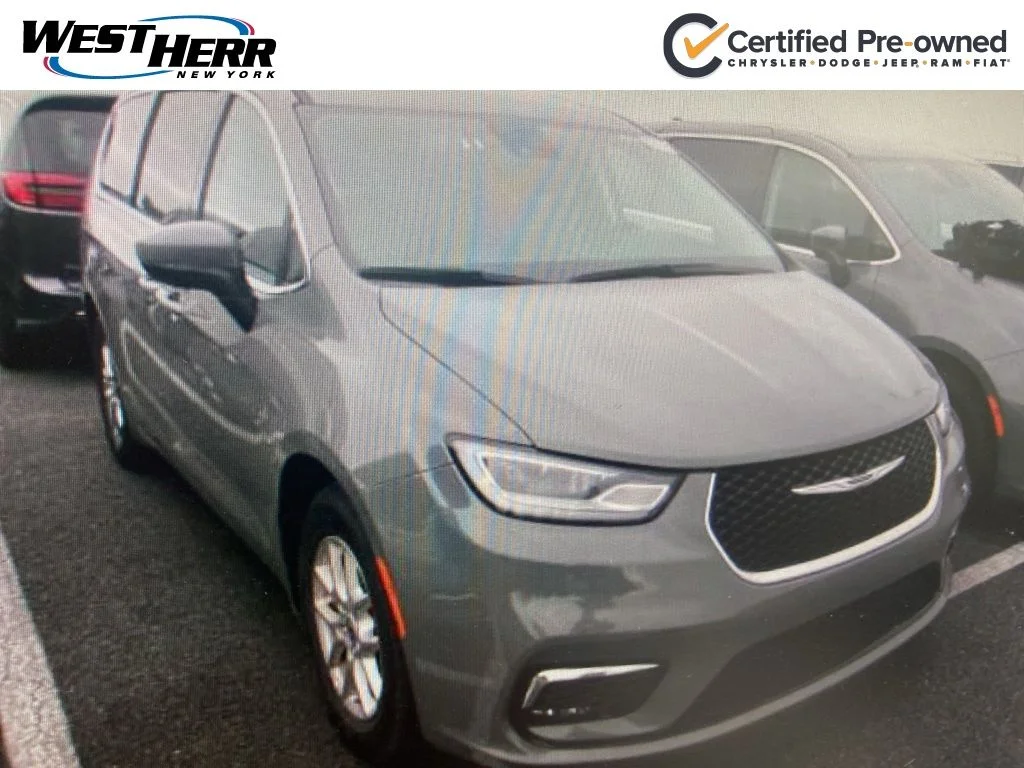 2023 Chrysler Pacifica Touring L's photo