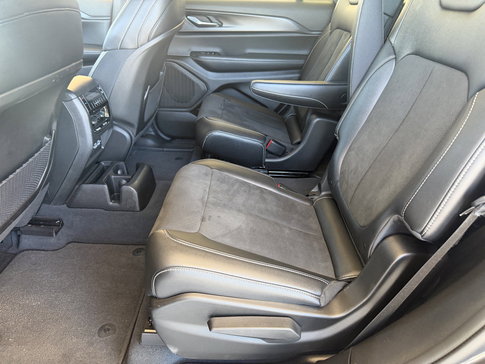 Used 2023 Baltic Gray Metallic Clearcoat Jeep Altitude image 23