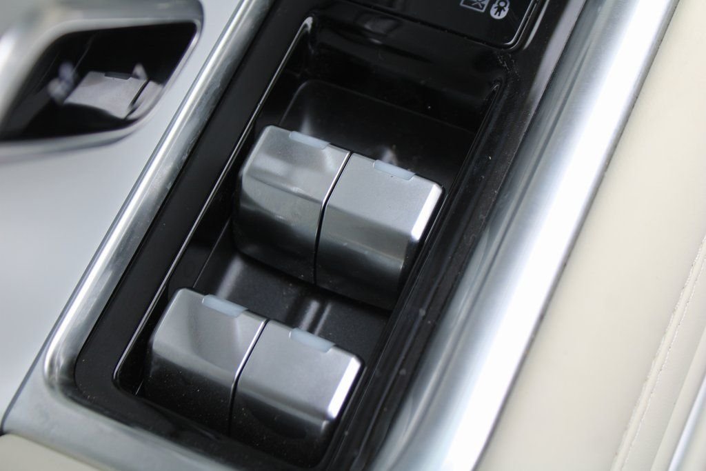 Used 2024 White Land Rover SV image 20