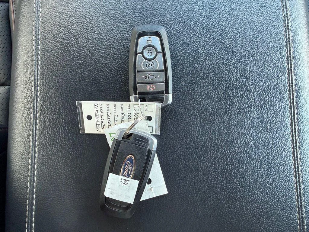 Used 2025 Oxford White Ford LARIAT 4WD CREW CAB 6.75 BOX image 33