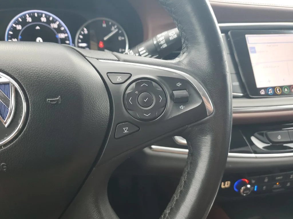 Used 2020 WHITE FROST TRICOAT Buick Avenir image 20