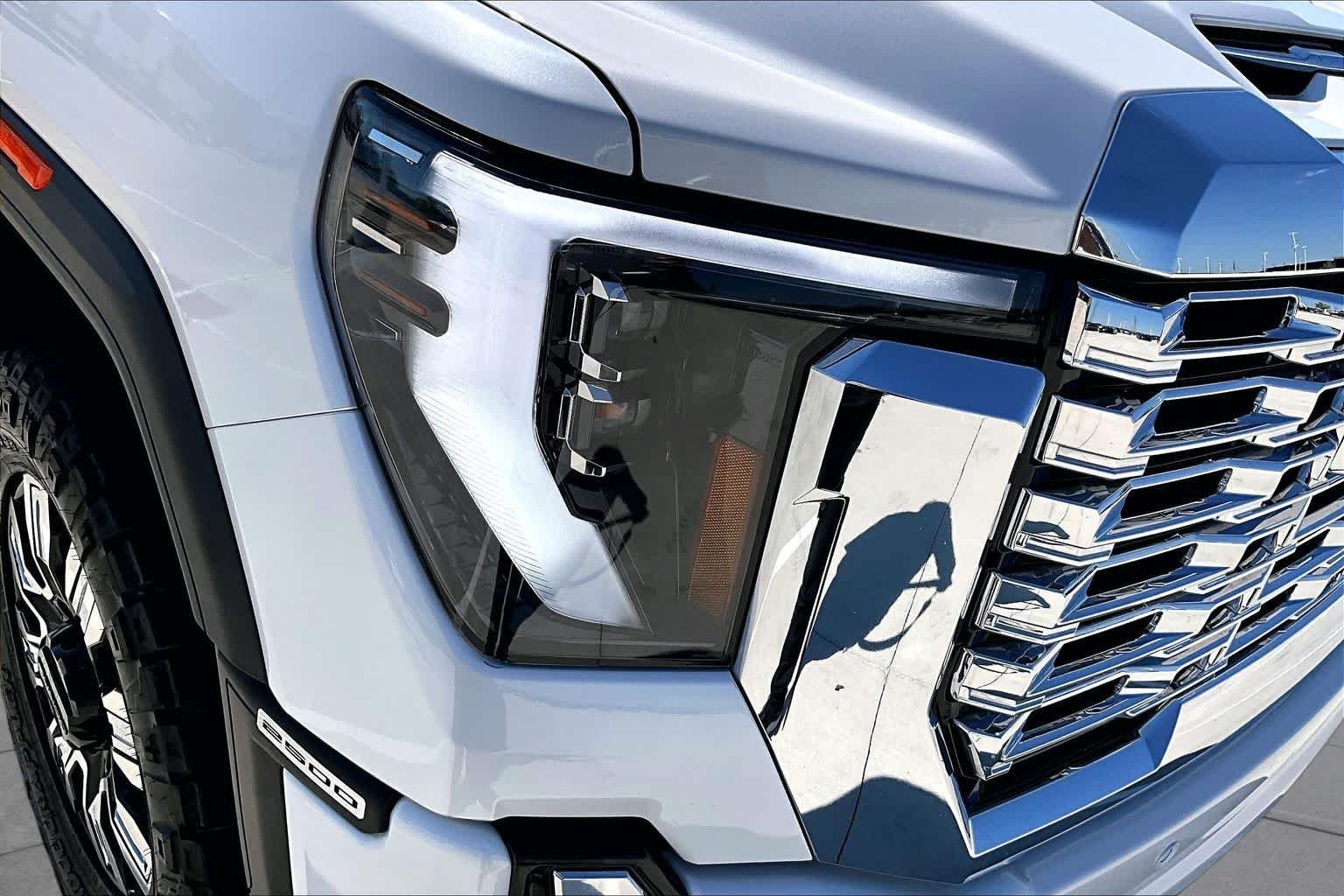 Used 2024 White Frost Tricoat GMC Denali image 24