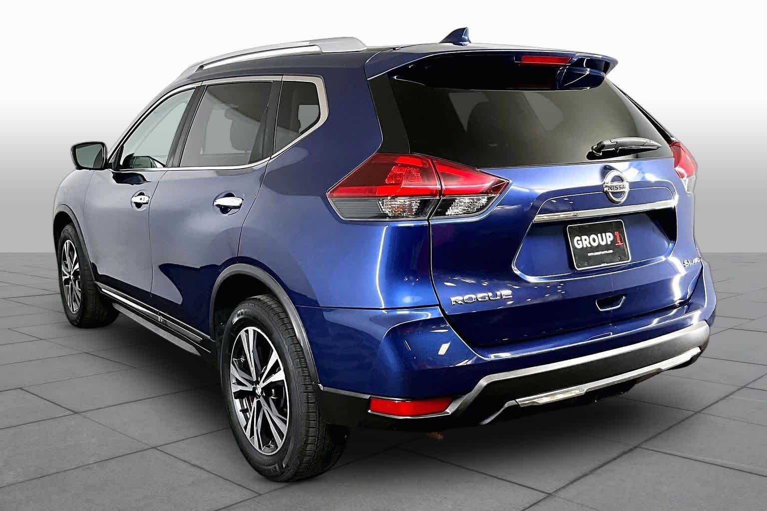 Used 2018 Caspian Blue Nissan SL image 12