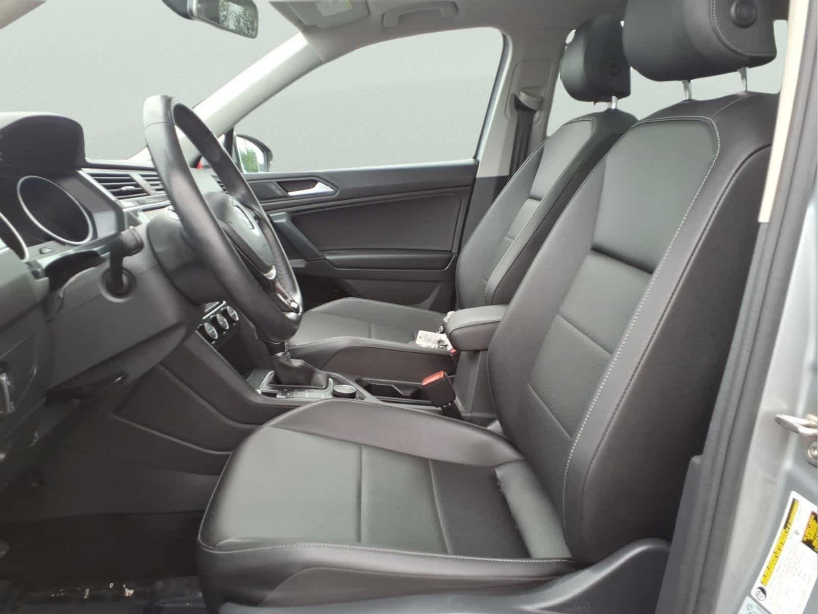 Used 2019 Pyrite Silver Metallic Volkswagen SE image 15