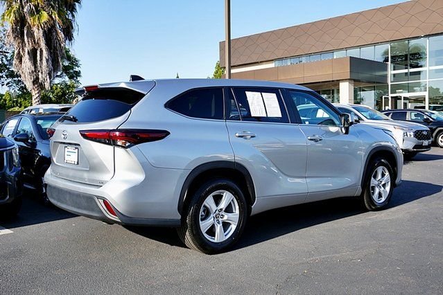 Used 2025 Silver Toyota LE image 7