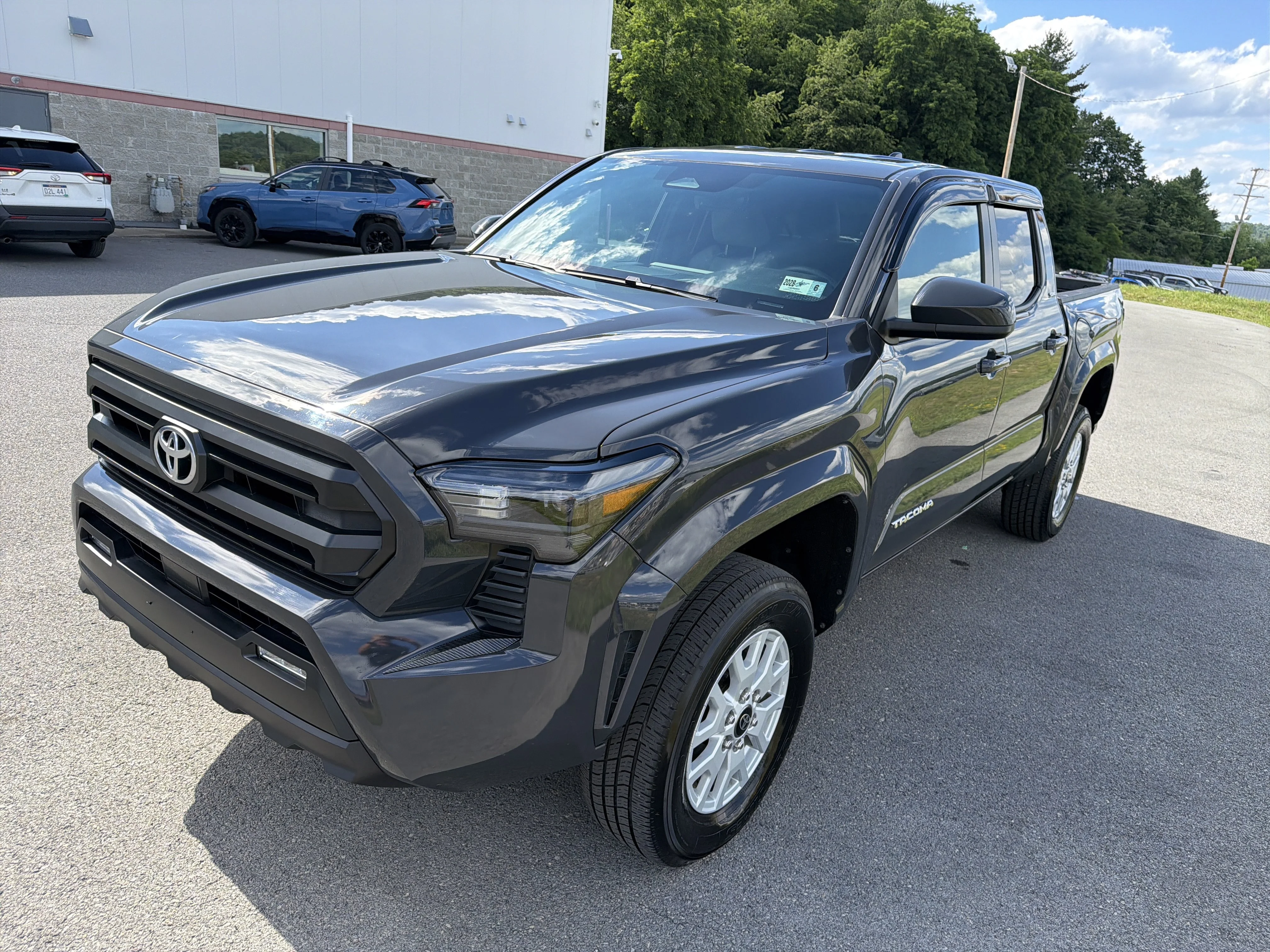 2025 Toyota Tacoma SR5 - Photo 7