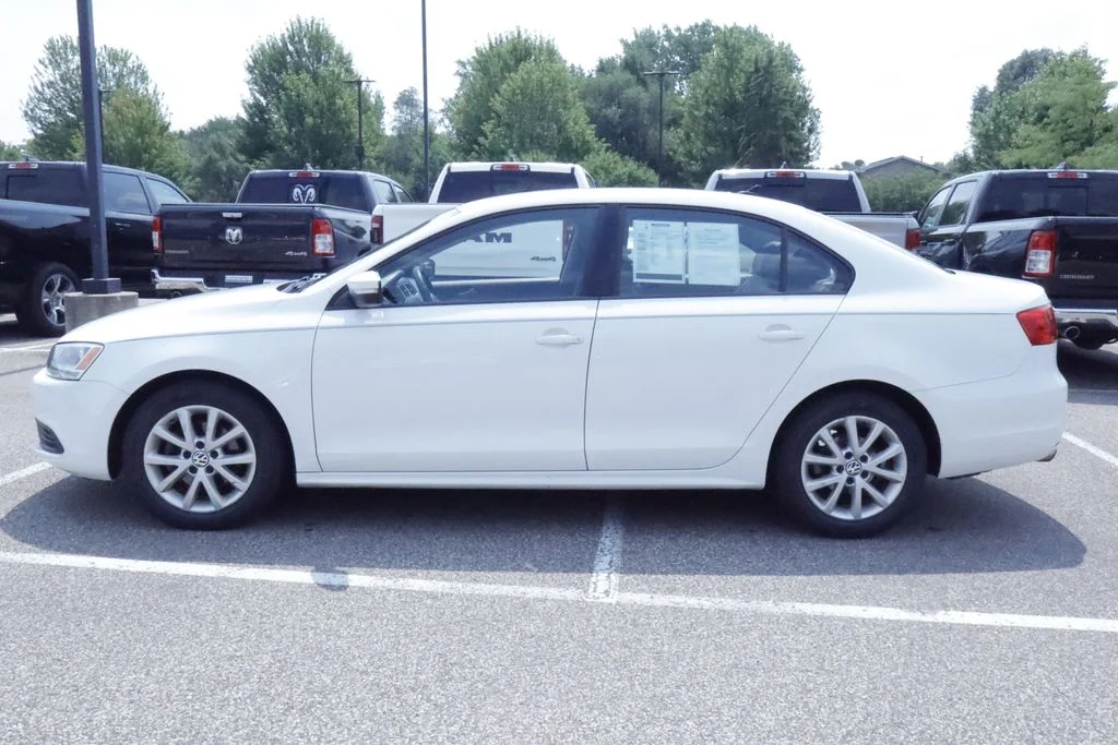 Used 2012 White Volkswagen 2.5L SE image 2