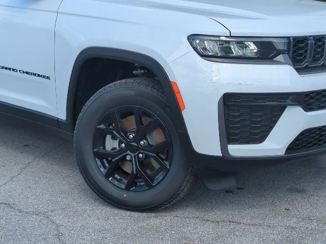 New 2026 Bright White Clear-Coat Exterior Paint Jeep Laredo image 2