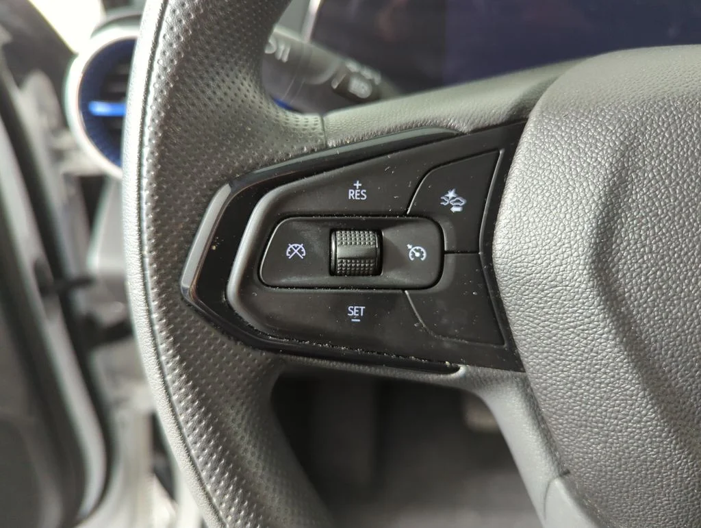 Used 2025 Summit White Chevrolet LT image 27