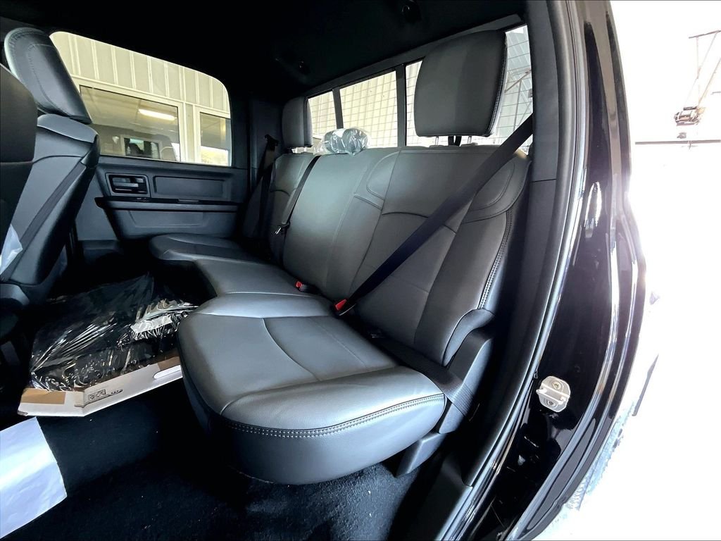 New 2026 Diamond Black Crystal Pearl-Coat Exterior Paint RAM Tradesman image 15