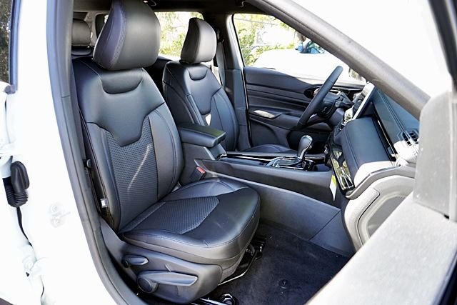 New 2026 Bright White Clearcoat Jeep Latitude image 14