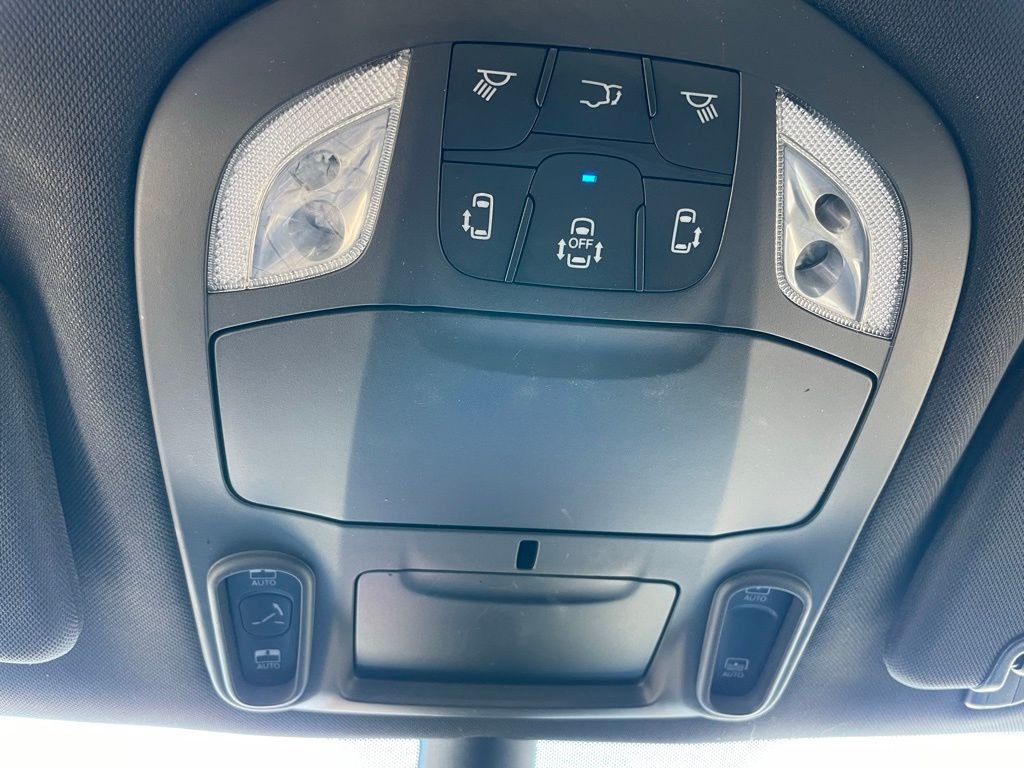 Used 2025 White Chrysler Limited image 19