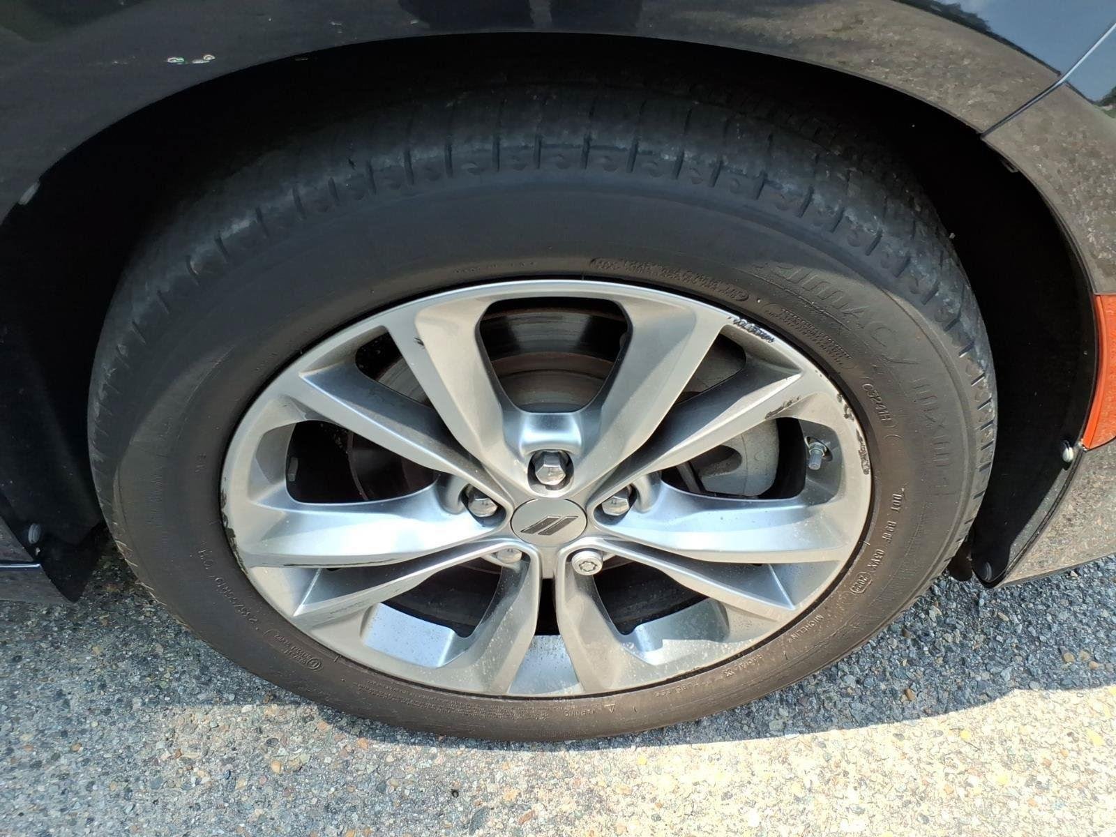 Used 2022 Pitch Black Clearcoat Dodge SXT image 9