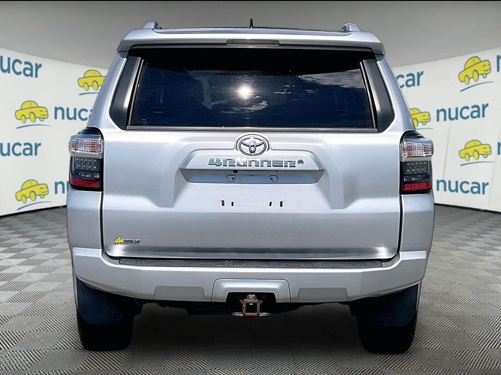 Used 2017 Classic Silver Metallic Toyota SR5 image 5