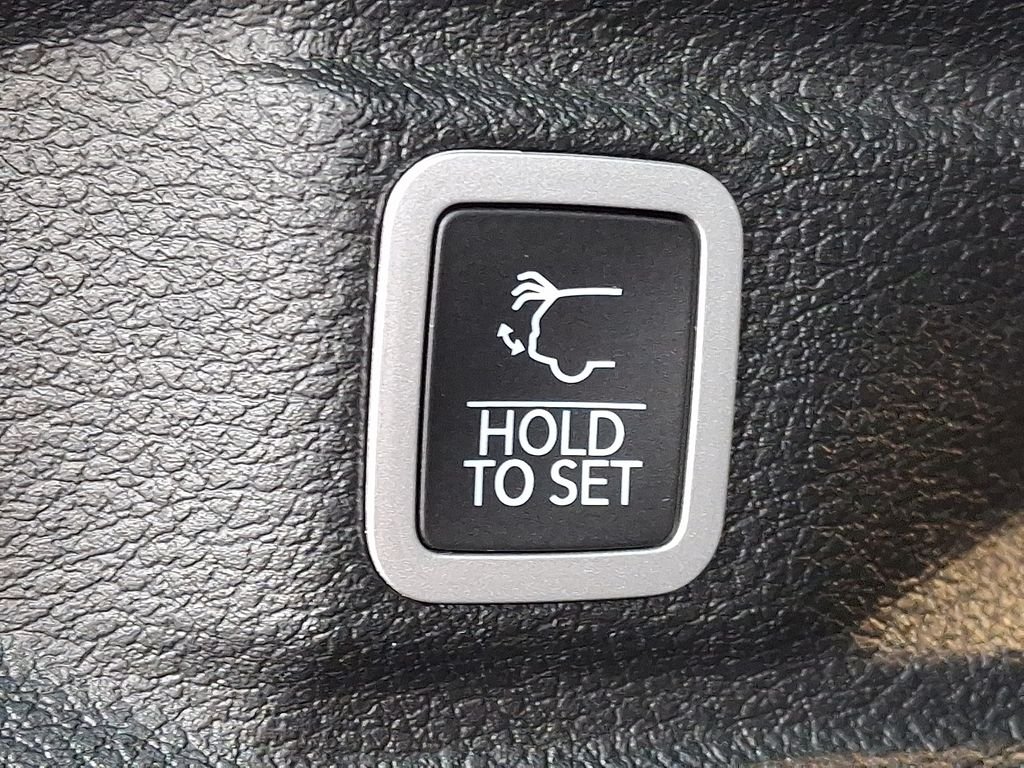 Used 2023 White Jeep Altitude image 28