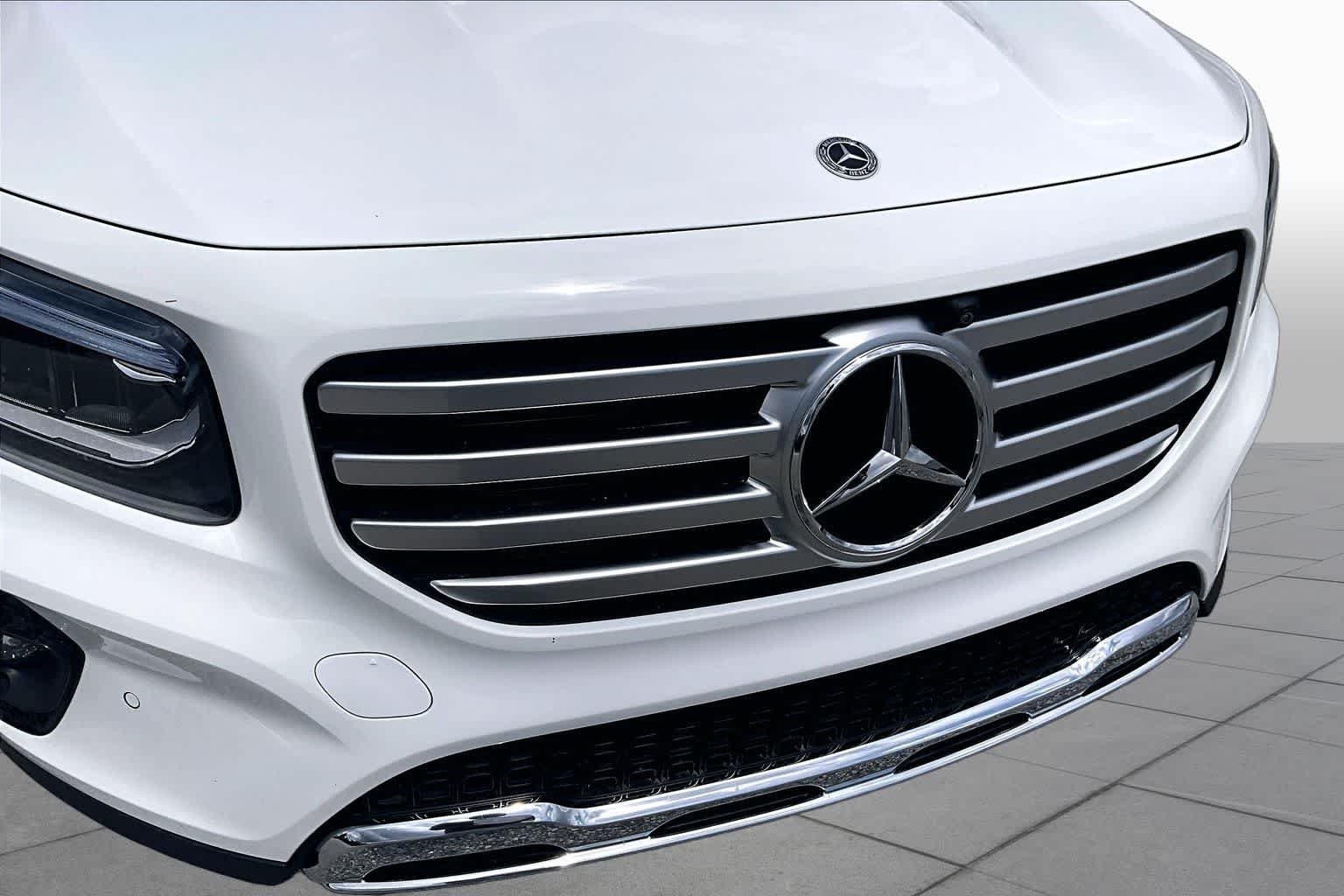 Used 2025 Polar White Mercedes-Benz GLB 250 image 30
