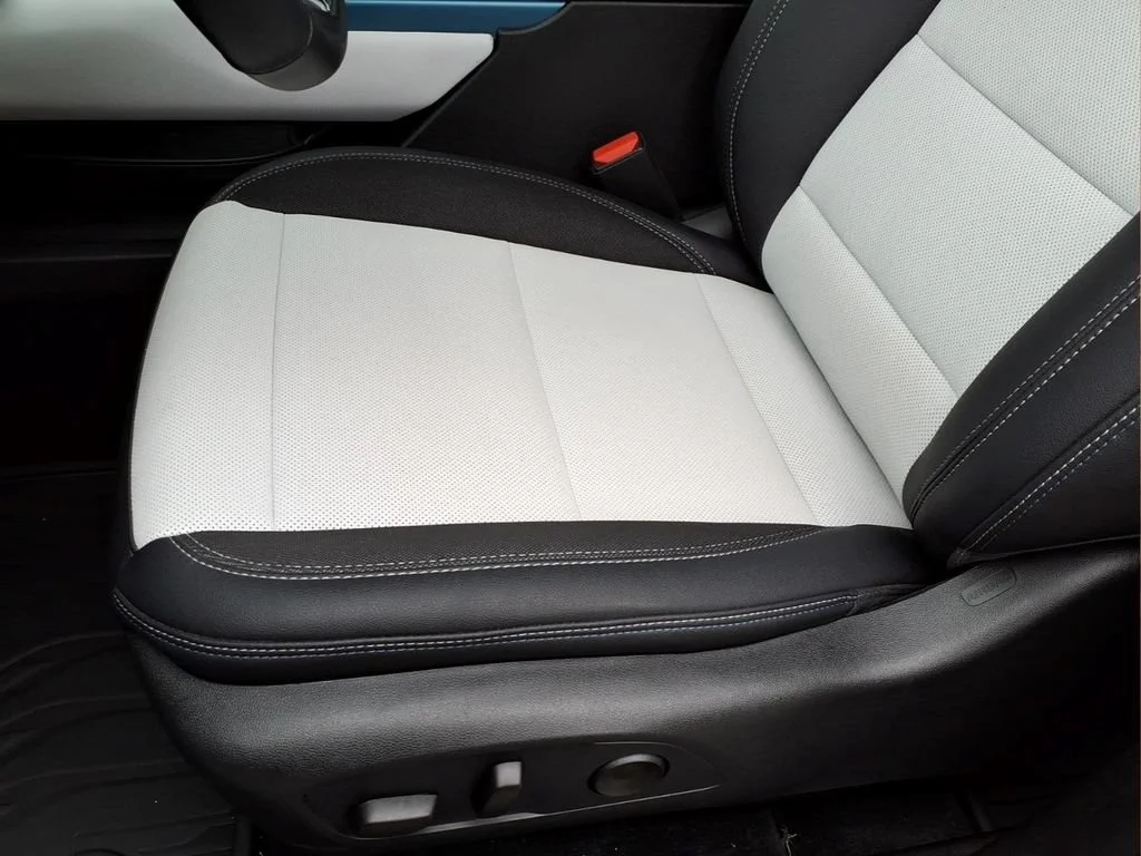 Used 2025 Summit White Chevrolet LT image 17