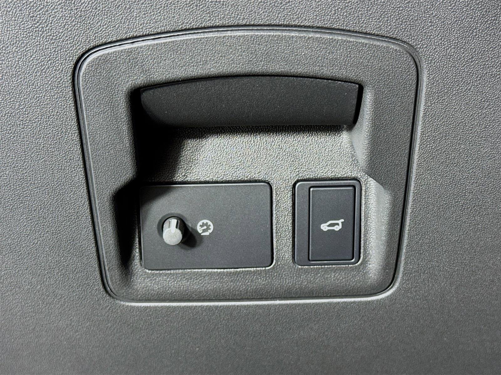 Used 2026 Gray Land Rover Dynamic SE image 10
