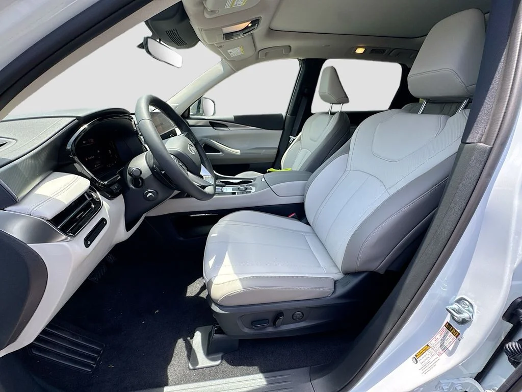 New 2027 RADIANT WHITE INFINITI Luxe FWD image 22