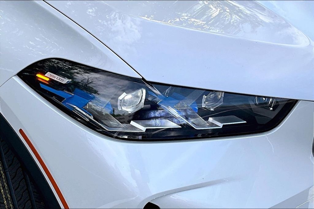 Used 2025 White BMW xDrive40i image 32