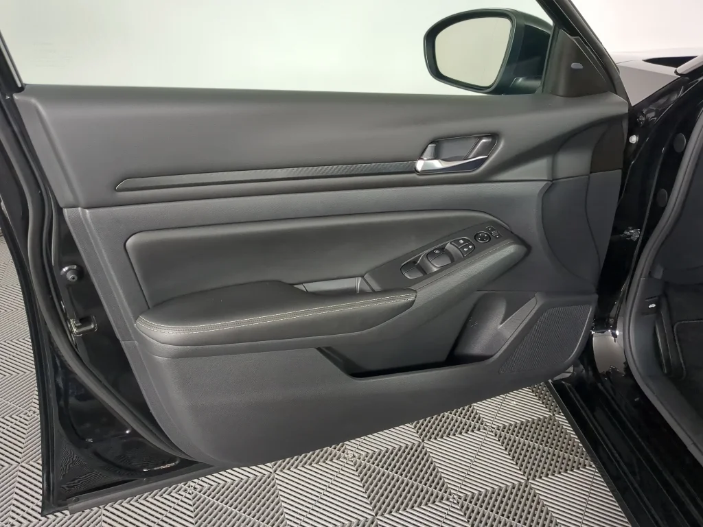 Used 2024 Super Black Nissan 2.5 SV image 13