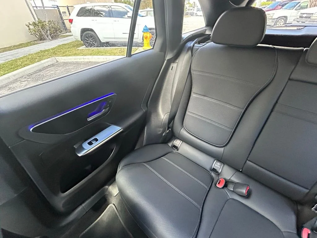 Used 2025  Mercedes-Benz GLC 300 image 12