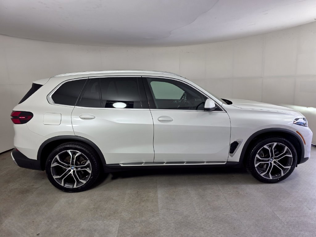 Used 2025 White BMW sDrive40i image 3