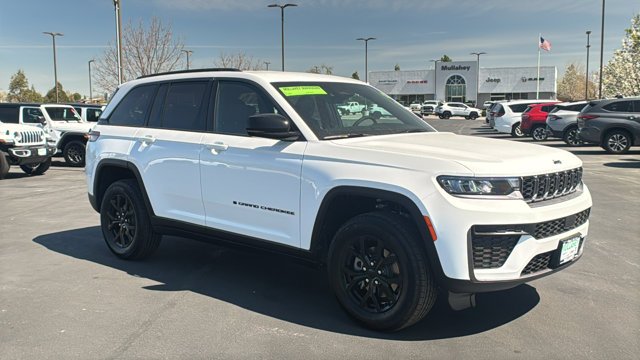 2026 Jeep Grand Cherokee Laredo Altitude