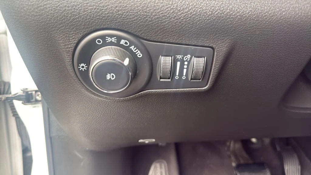 Used 2022 White Jeep High Altitude image 28
