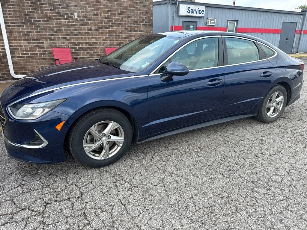 Used 2020 Blue Hyundai SE image 3
