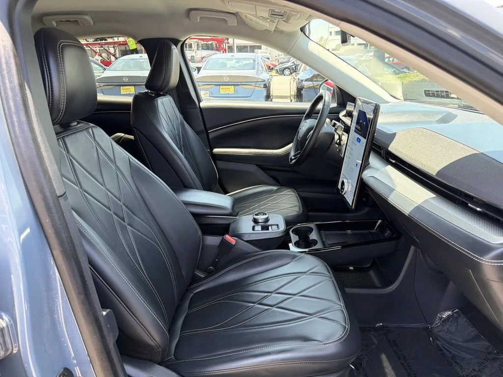 Used 2023 Vapor Blue Metallic Ford Select image 31
