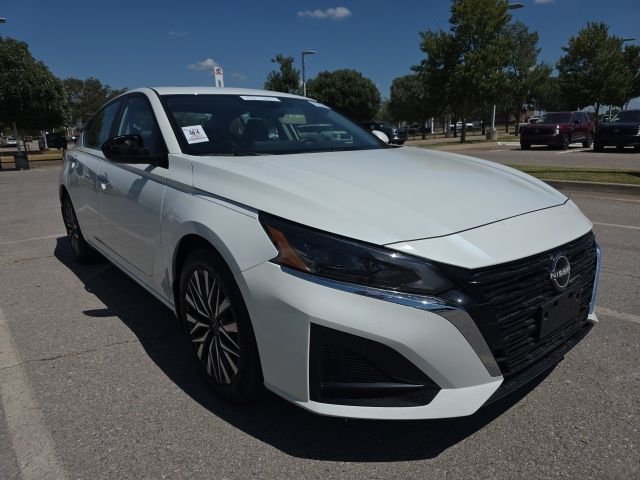 Used 2024 White Nissan 2.5 SV image 1