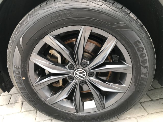 Used 2022 Pyrite Silver Metallic Volkswagen SE image 12
