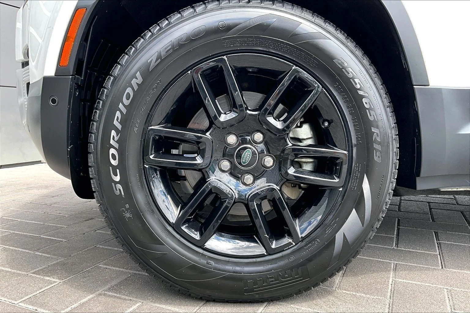 Used 2024 White Land Rover S image 9