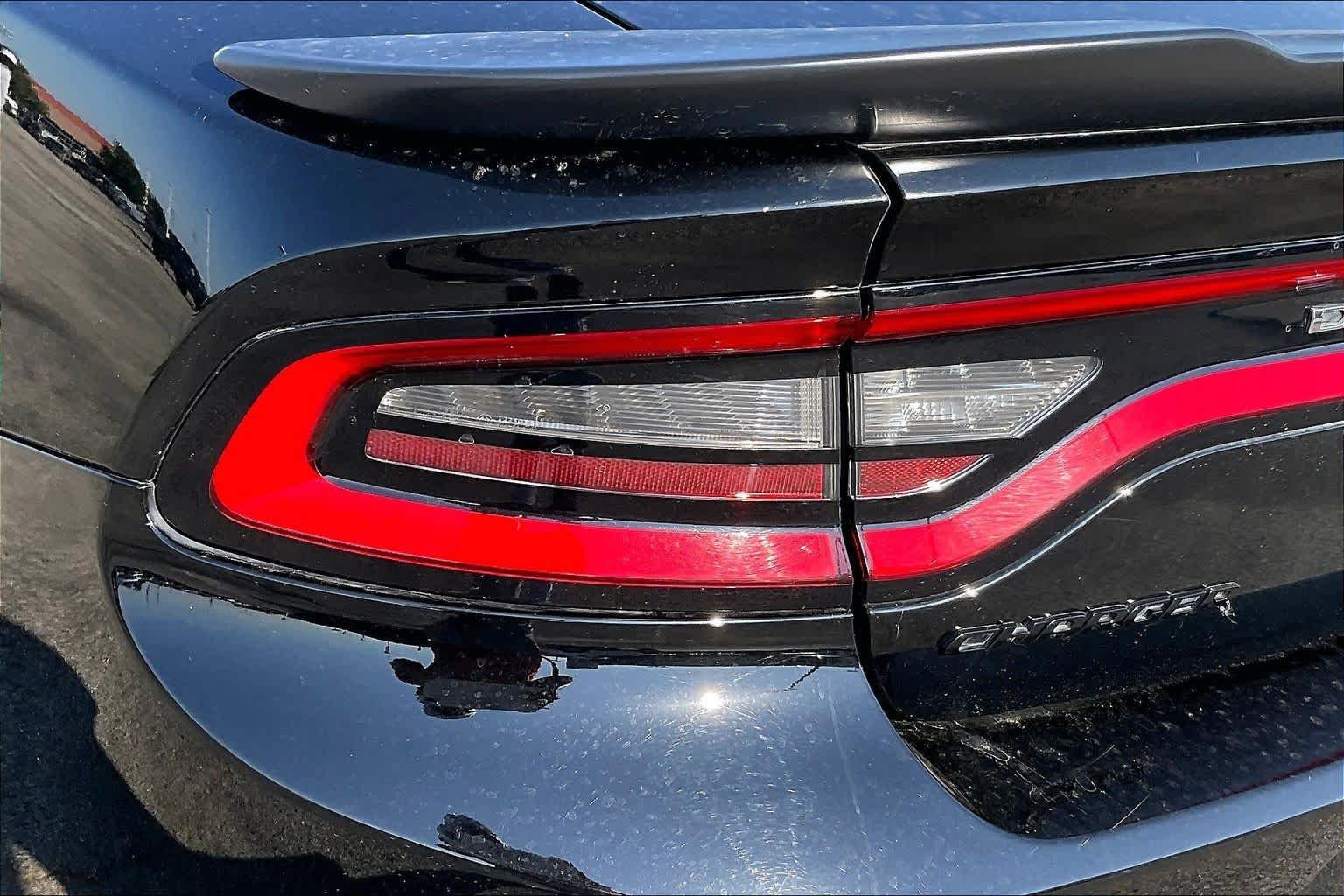 Used 2018 Pitch Black Clearcoat Dodge SXT image 25